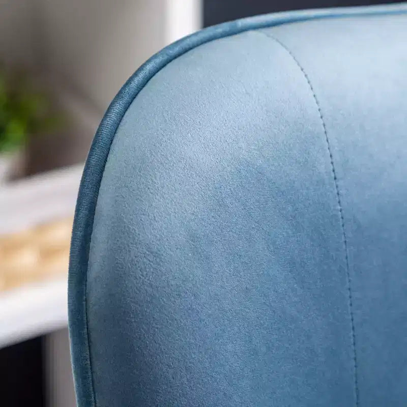 Sedia d'accento contemporanea in velluto setoso trapuntato con bottoni sullo schienale, blu