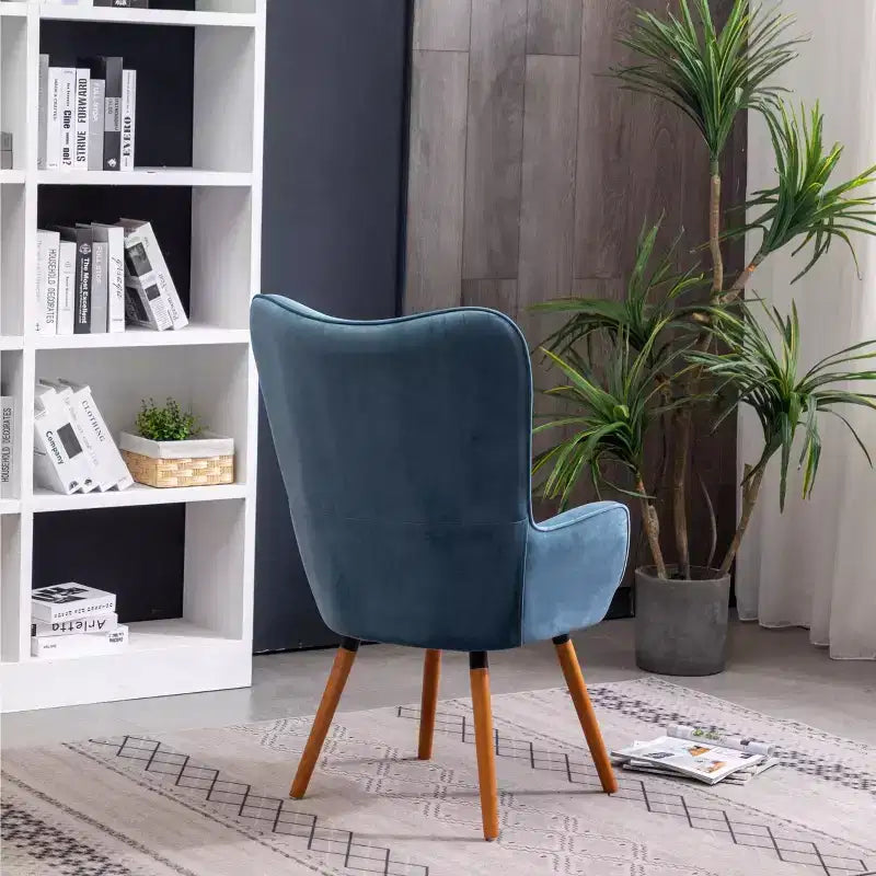 Sedia d'accento contemporanea in velluto setoso trapuntato con bottoni sullo schienale, blu