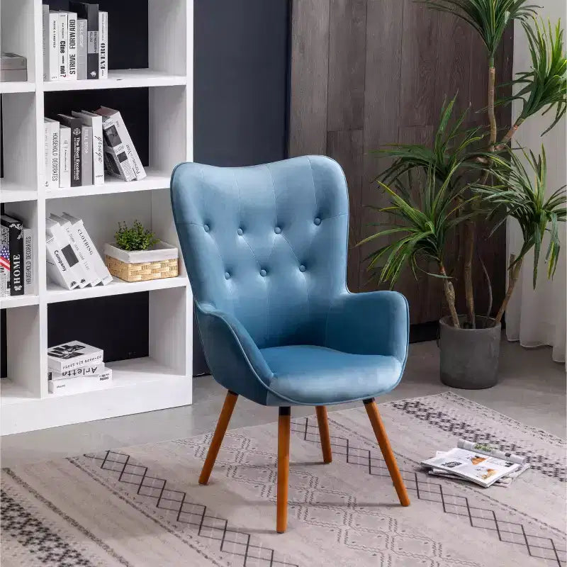 Sedia d'accento contemporanea in velluto setoso trapuntato con bottoni sullo schienale, blu