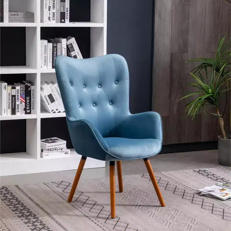Sedia d'accento contemporanea in velluto setoso trapuntato con bottoni sullo schienale, blu