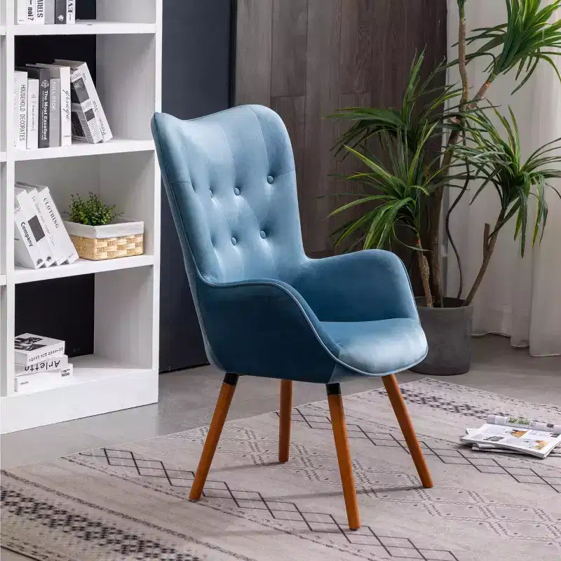 Sedia d'accento contemporanea in velluto setoso trapuntato con bottoni sullo schienale, blu