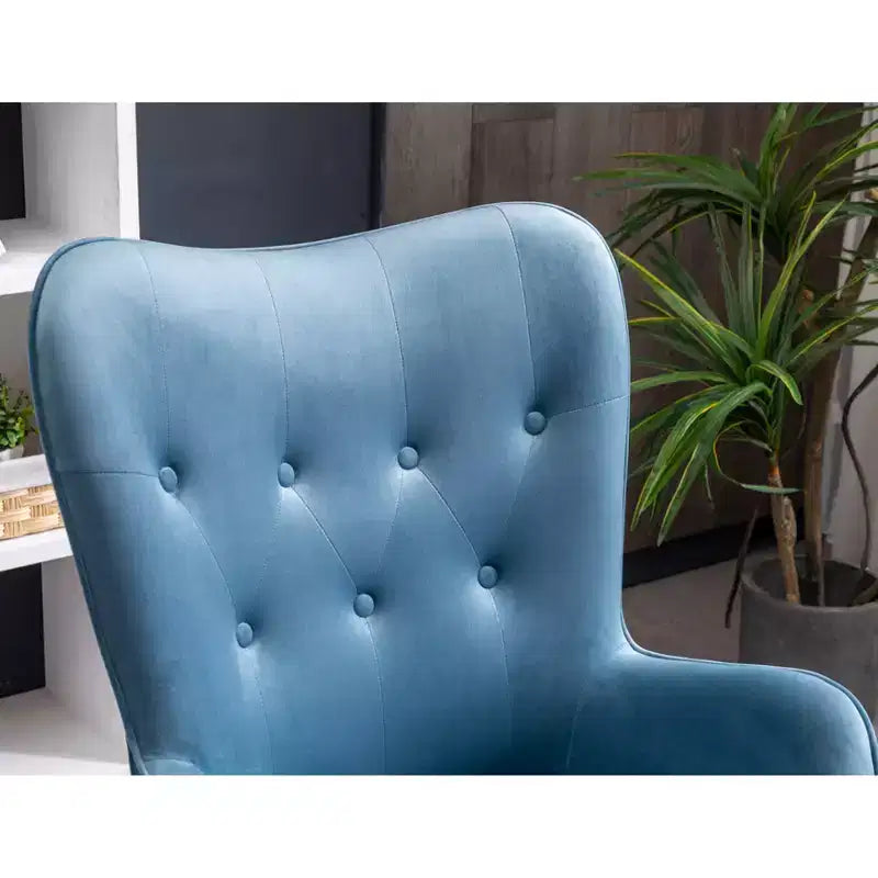 Sedia d'accento contemporanea in velluto setoso trapuntato con bottoni sullo schienale, blu
