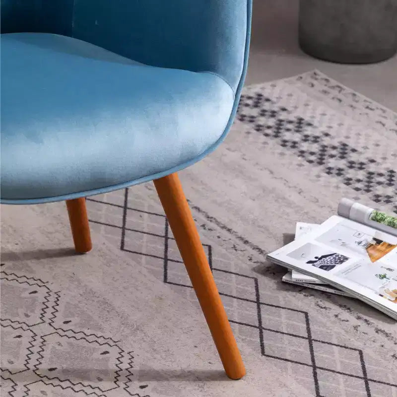Sedia d'accento contemporanea in velluto setoso trapuntato con bottoni sullo schienale, blu