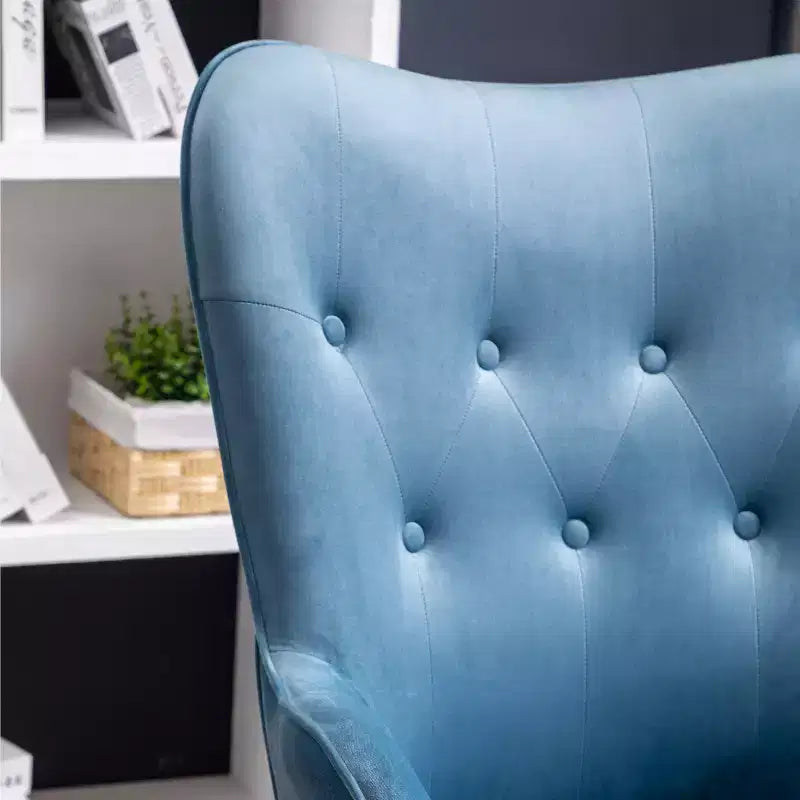 Sedia d'accento contemporanea in velluto setoso trapuntato con bottoni sullo schienale, blu